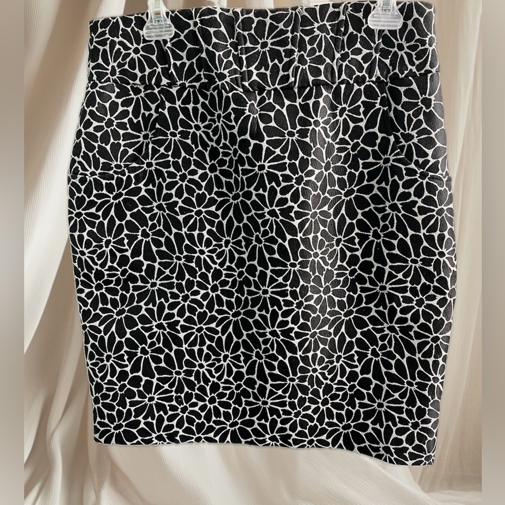 Anthropologie Maeve Jacquard Black and White Floral Pencil Skirt. Size 10